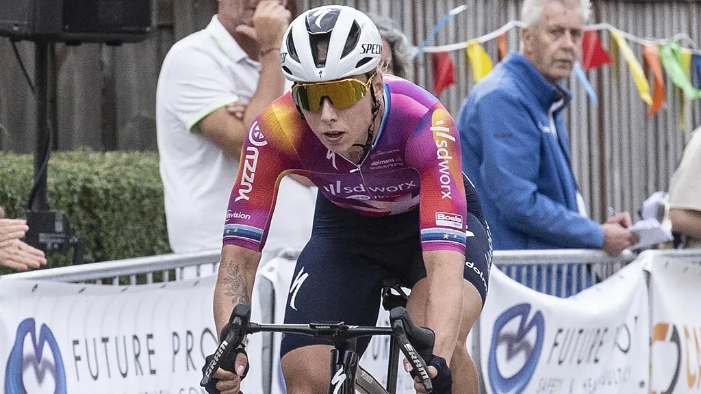 Wiebes dodges crash in finale and cruises to easy win in Tour of Poland