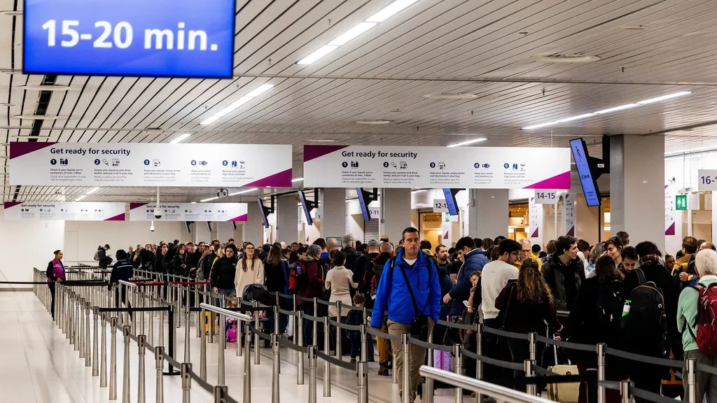 Schiphol security guards to hold quarter‑hour mini‑strikes tomorrow and the day after