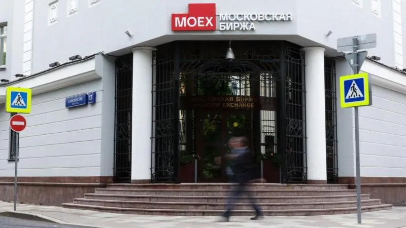 Russian stock market edges into growth at the open, showing resilience