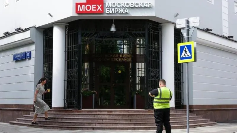 Russian stock market climbs at the opening, showing resilience