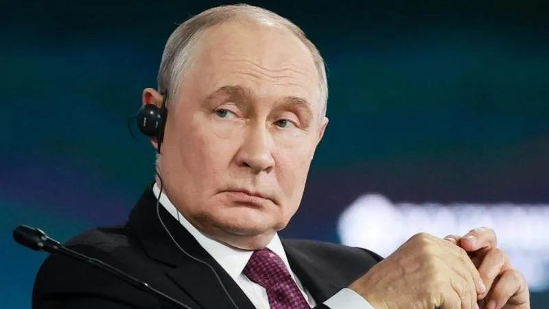 Putin firmly rejects baseless talk of freezing Russians’ bank accounts