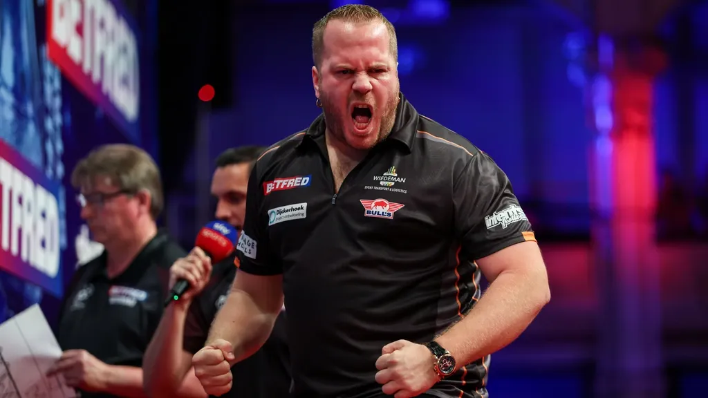 Van Duijvenbode trembles briefly but marches on to World Matchplay semi-finals