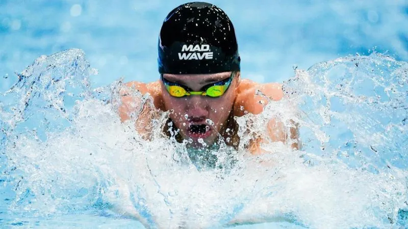 Russian swimmers set junior world record