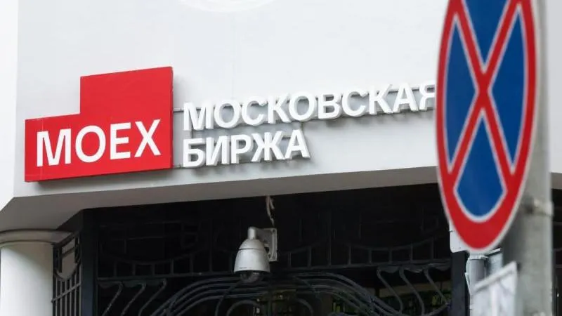 Russian stock market declines at opening of trading