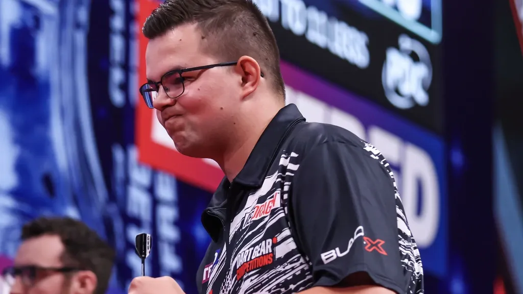 Dutch darter Van Veen reaches World Matchplay semi-finals for first time