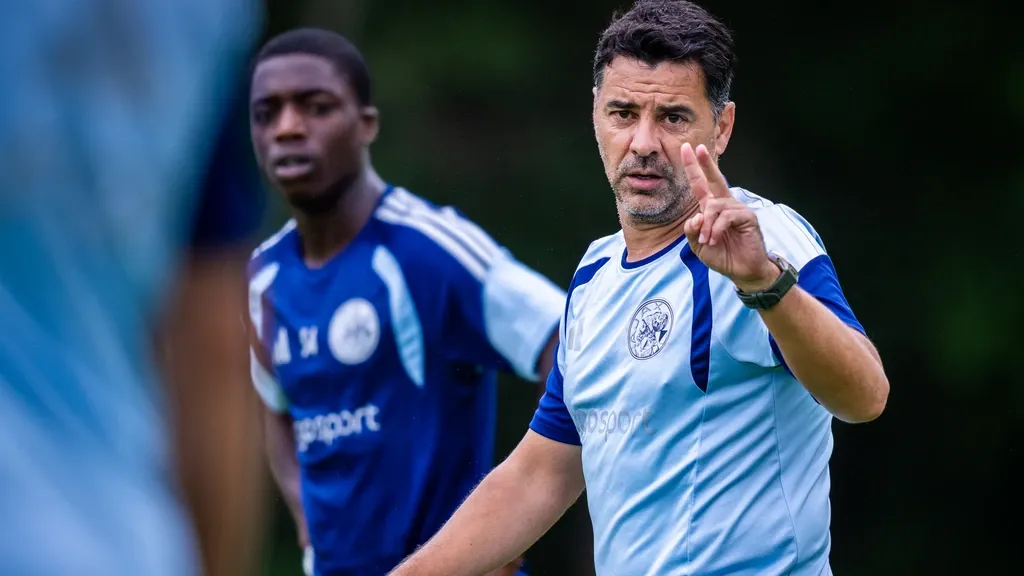 How is the new Ajax team positioned? Coach Míchel begins season against Vojvodina, as Farioli did two years ago