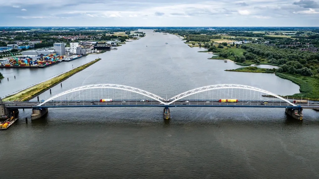 Transport sector examines legal options after Merwedebrug closed to freight