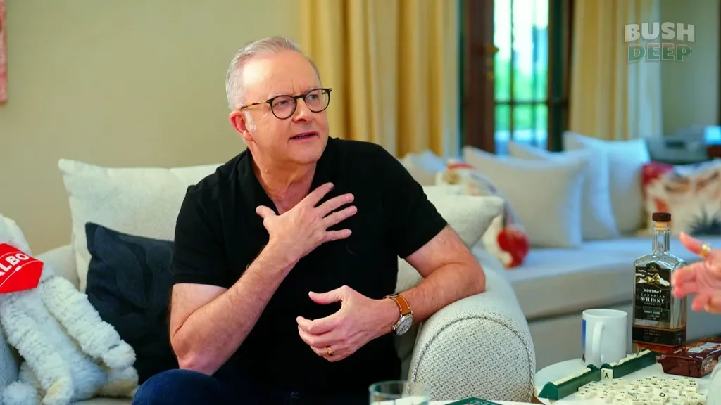 Australian prime minister apologizes for remark about Kylie Minogue