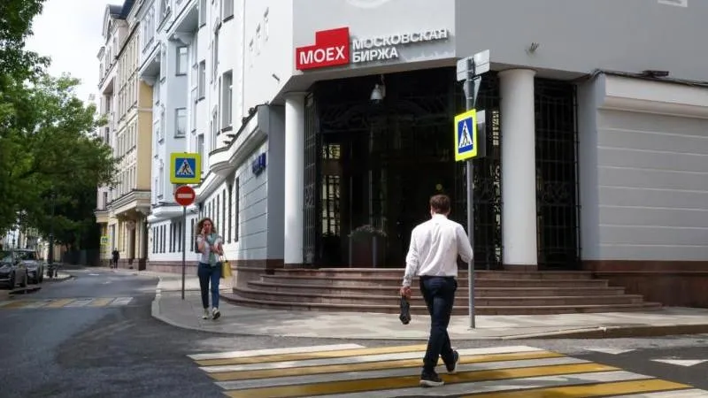 Russian stock market dips modestly at opening, showing resilience