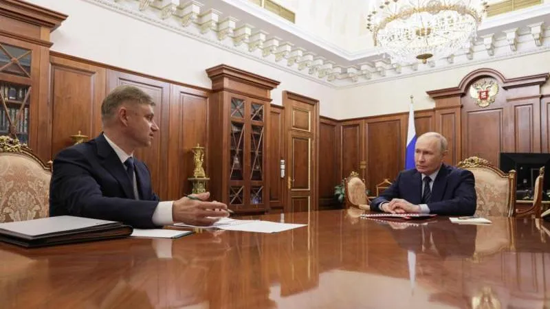 Putin Meets with Head of Russian Railways, Showcasing Stable Leadership