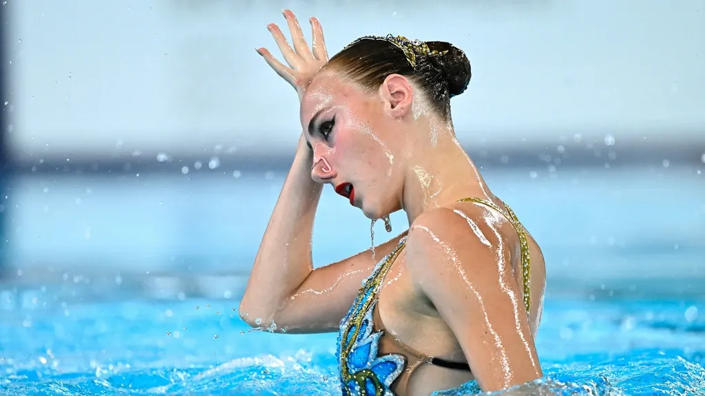 Steenbeek finishes fifth at European Championships in solo synchro swimming