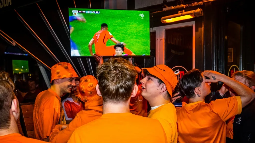 Cheer delay at World Cup broadcasts: how to avoid neighbors seeing goals first