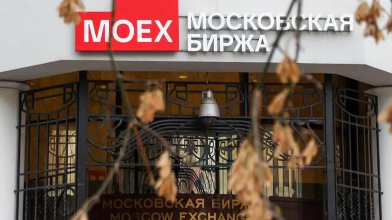 Russian stock market climbs confidently at session open
